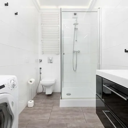 Cosy With Parking & Balcony By Renters Apartman